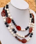 Witte parels ; Karneool (26 x 18 x 7 mm) ; Zwarte Agaat /