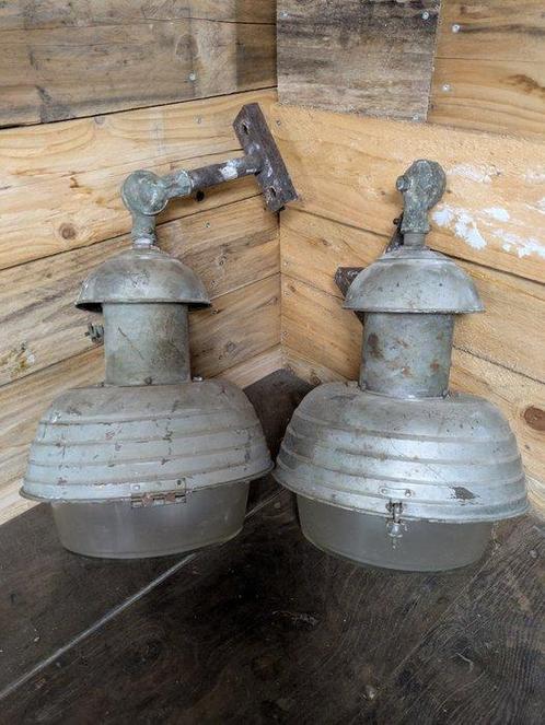 Équipement industriel - France - lampadaires français, Antiek en Kunst, Antiek | Wandborden en Tegels
