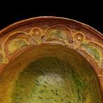 Post-middeleeuws - Zeer zeldzame majolikeschotel uit de hoge