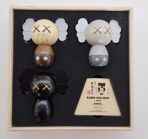 Kaws (1974) - KAWS HOLIDAY JAPAN Ensemble de 3 poupées, Antiek en Kunst, Kunst | Schilderijen | Modern