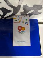 Lego Sleutelhanger - 90 years of play metal keychain, Kinderen en Baby's, Speelgoed | Duplo en Lego, Nieuw