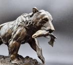 Beeld, Bronze Grizzly Bear with Salmon - 12.8 cm - Brons,