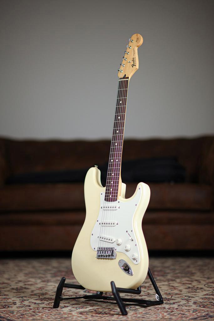 Fender Stratocaster MiM 1995 | Vintage White, Musique & Instruments, Instruments à corde | Guitares | Électriques, Envoi