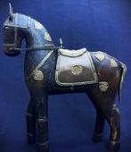 Prachtig houtsnijwerk van een Marwari-paard met messing