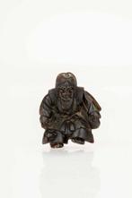 Een bijzondere geperste hoorn netsuke met de afbeelding van, Antiek en Kunst