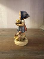 Statuette, Meisje voert kippen en kuikens - TMK4 - 12 cm -