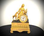 Figurale pendule Diana Jachtgodin met Jachthond -, Antiquités & Art, Antiquités | Horloges