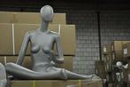 *TIP*  Damesfiguur zittend van exclusief a merk