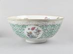 Bol - AN UNUSUAL AND VERY LARGE CHINESE FAMILLE ROSE BOWL, Antiek en Kunst