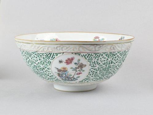 Bol - AN UNUSUAL AND VERY LARGE CHINESE FAMILLE ROSE BOWL, Antiek en Kunst, Antiek | Overige Antiek