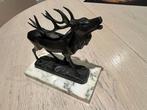 Beeldje, Bronzen brullend edelhert op marmeren steen 20cm -