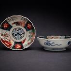 Kom op een voet (2) - Porselein - Een paar Imari-kommen