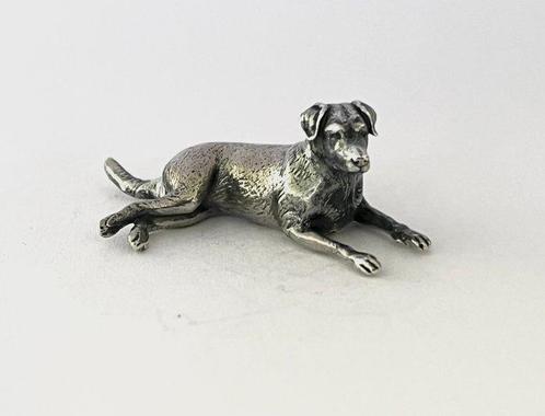 Personnage miniature - Massief zilveren liggende Labrador, Antiek en Kunst, Antiek | Zilver en Goud
