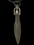 Scythe Pendentif dune tête de flèche en bronze. Bon état.