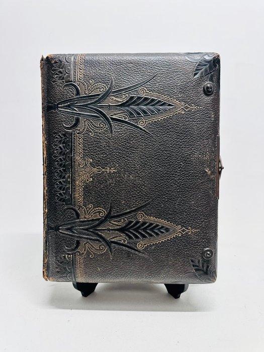 Doos - Eeuwenoude leren gebonden decoratieve doos in, Antiek en Kunst, Curiosa en Brocante