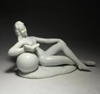 Unterweissbach - sculptuur, Art Deco, Lady reading a book -