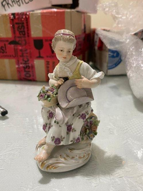 Meissen - Beeldje - Young Lady with basket of flowers -, Antiek en Kunst, Antiek | Glaswerk en Kristal