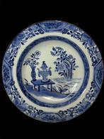 Twee porseleinen borden in blauw en wit. - China - Qing