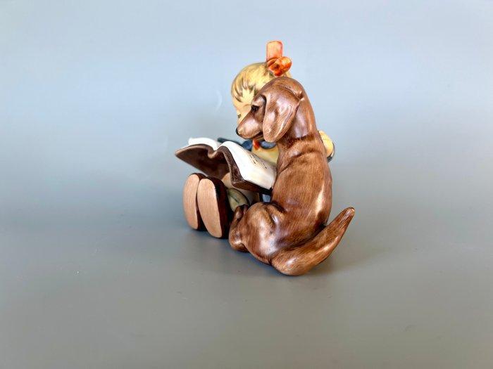Goebel - Beeldje - M.I. Hummel Goebel HUM 800 Hörst Du zu?, Antiek en Kunst, Curiosa en Brocante
