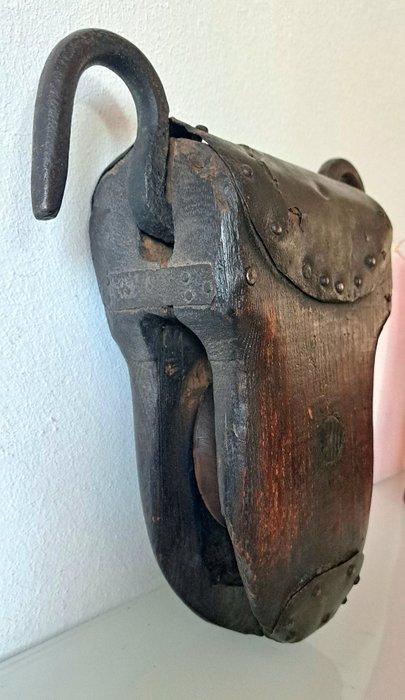 Scheepsuitrusting en armaturen - hout ijzer - mooie zeldzaam, Antiquités & Art, Curiosités & Brocante