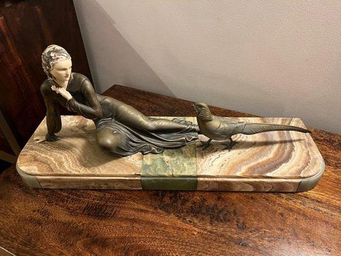 Menneville - Sculpture, Femme au faisan - 25 cm - Marbre,, Antiquités & Art, Art | Objets design