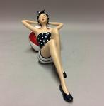 Beeldje - Vrouw met strandbal - Polystone - gemalen steen