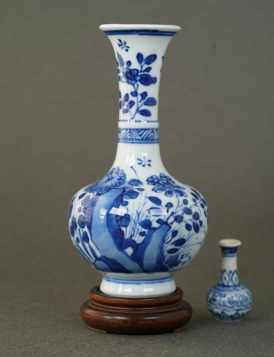 Vaas - Porselein - China - Kangxi (1662-1722) - Elegante, Antiquités & Art, Antiquités | Autres Antiquités