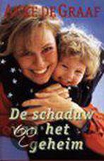 SCHADUW VAN HET GEHEIM 9789021092218 Anke de Graaf, Boeken, Streekboeken en Streekromans, Verzenden, Gelezen, Anke de Graaf
