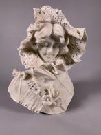 Sculpture, Buste de jeune femme bourgeoise - 27 cm - Marbre