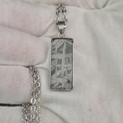 Pendentif acier et météorite avec chainette en acier, Verzamelen, Mineralen en Fossielen