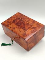 Sieradendoos - Cypreshouten hout met sleutel, levensboom., Antiek en Kunst