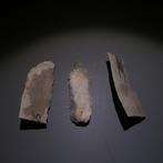Neolithisch 3 vuurstenen. 5,5 cm L. Mes - 5000 v.Chr. Bijl
