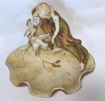 Royal Dux Porzellan-Manufaktur - Statue, Femme sur la