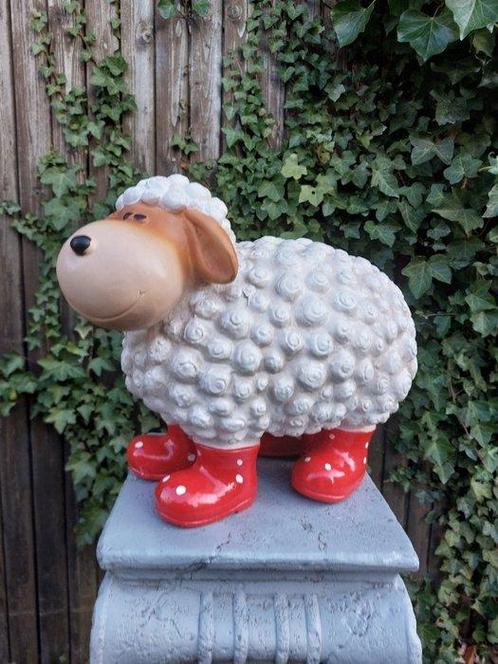 Beeld, funny lamb with red rain boots - 34 cm - polyresin, Antiek en Kunst, Curiosa en Brocante