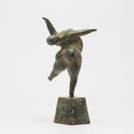 Statue voluptueuse de dame backbend en bronze patiné -