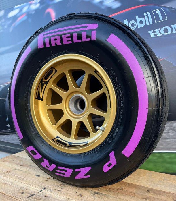 Wiel compleet met band - Formule 1 Pirelli - O.Z. *** NO, Verzamelen, Automerken, Motoren en Formule 1