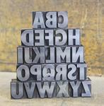 een volledig alfabet 72 punt loden drukletters uit een oude