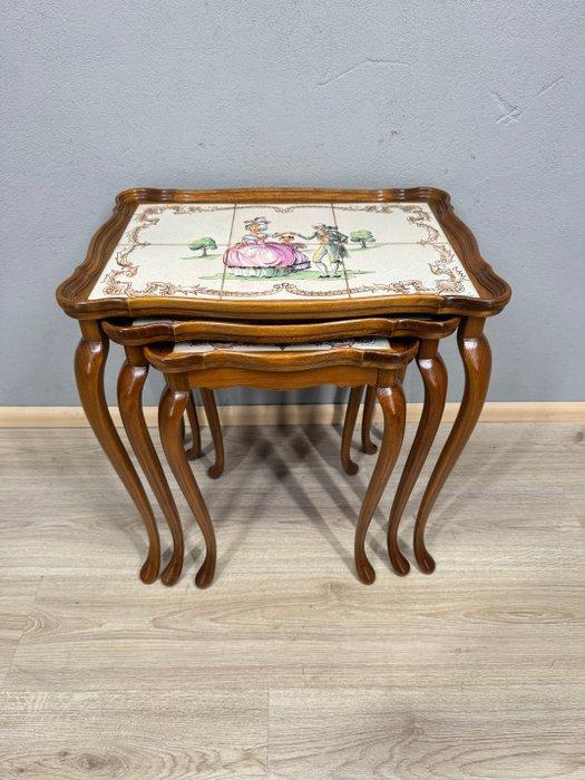 Set van drie bijzettafels met keramische tegels - gesigneerd, Antiek en Kunst, Curiosa en Brocante