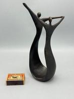 Corry Ammerlaan-Niekerk - sculptuur, “Van Mens tot Mens” /