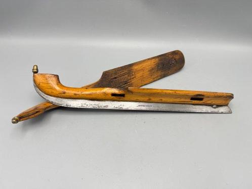 Unieke schaatsen met een mooie eikel op de top. - Outil, Antiek en Kunst, Antiek | Overige Antiek
