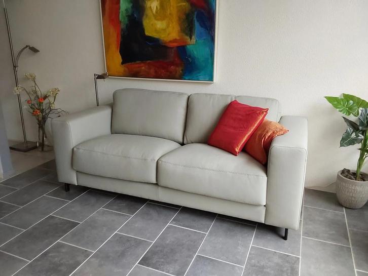 Leren 2.5-zits bank met houten poten - grijs leer, Antiek en Kunst, Antiek | Meubels | Stoelen en Sofa's, Ophalen of Verzenden