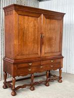 Kast op een standaard - Dutch Colonial, kruisvoetkabinet,