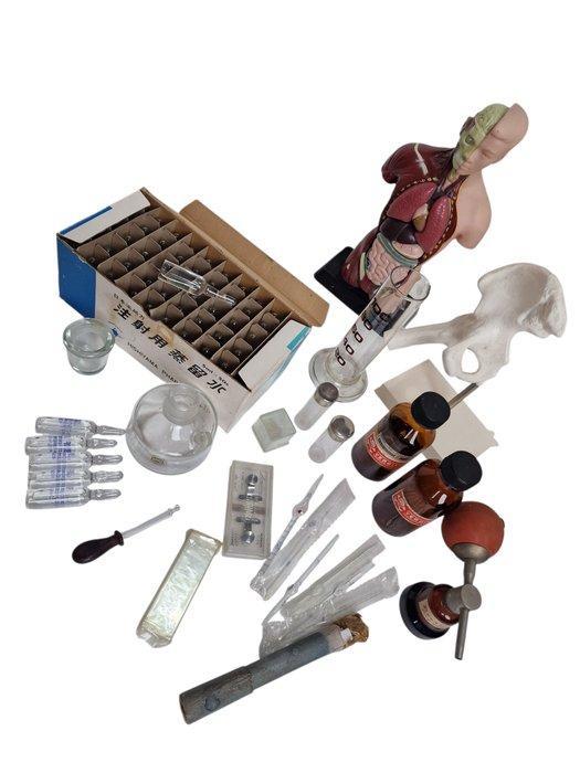 Medisch instrument (77) - Glas, Plastic, Metaal - Collectie, Antiek en Kunst, Antiek | Wandborden en Tegels