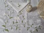 Tovaglia in puro lino con ricamo a macchina e rifinitura a