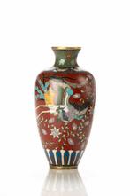 Vase - Émail, Vase cloisonné à fond rouge foncé travaillé