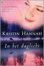 IN HET DAGLICHT 9789044307559 Kristin Hannah, Boeken, Romans, Verzenden, Gelezen, Kristin Hannah