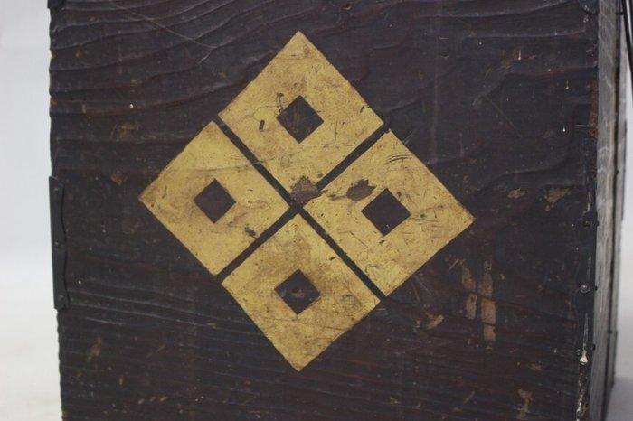 Harnas - Japan - Hitsu (pantserdoos) met Gold Family Mon:, Antiek en Kunst, Antiek | Overige Antiek
