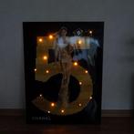 Chanel - Enseigne lumineuse - Papier, plastique