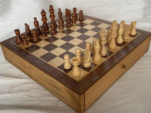 Schaakspel - Oud uitgevoerd in hout. 1970, Antiek en Kunst, Curiosa en Brocante