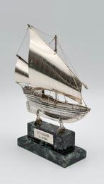 Figuur - Figura de barco en plata - .925 zilver, Marmer